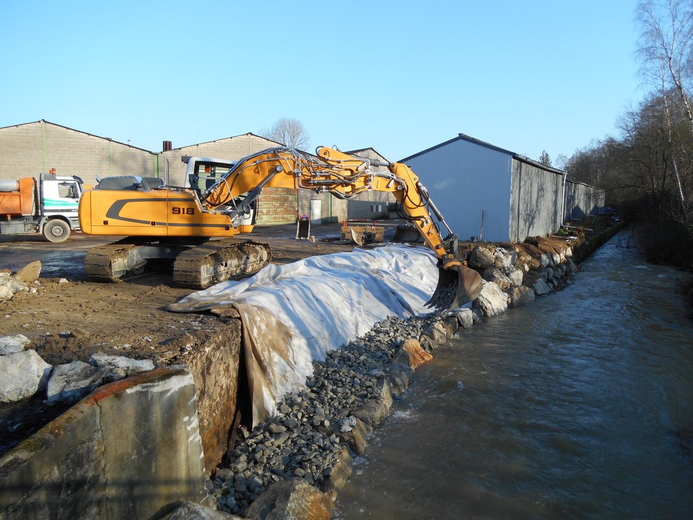 Pose_d_un_geotextile_drainant_en_retrait_des_enrochements